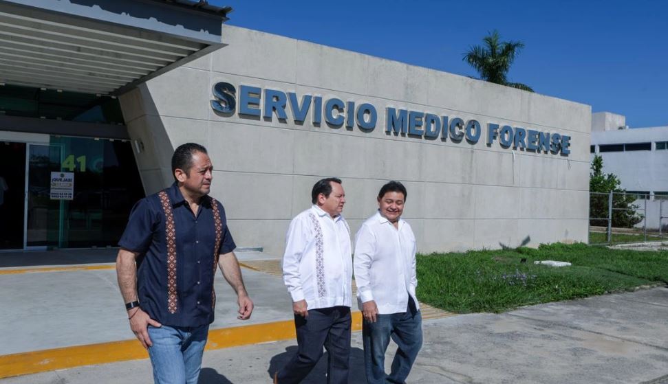 Joaquín Díaz Mena visita a familiares de fallecidos por accidente en la Mérida-Campeche