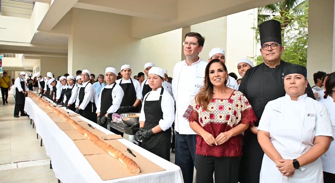 Celebra Mara Lezama en Cancún la elaboración de la torta de cochinita más larga, en busca de récord Guinness