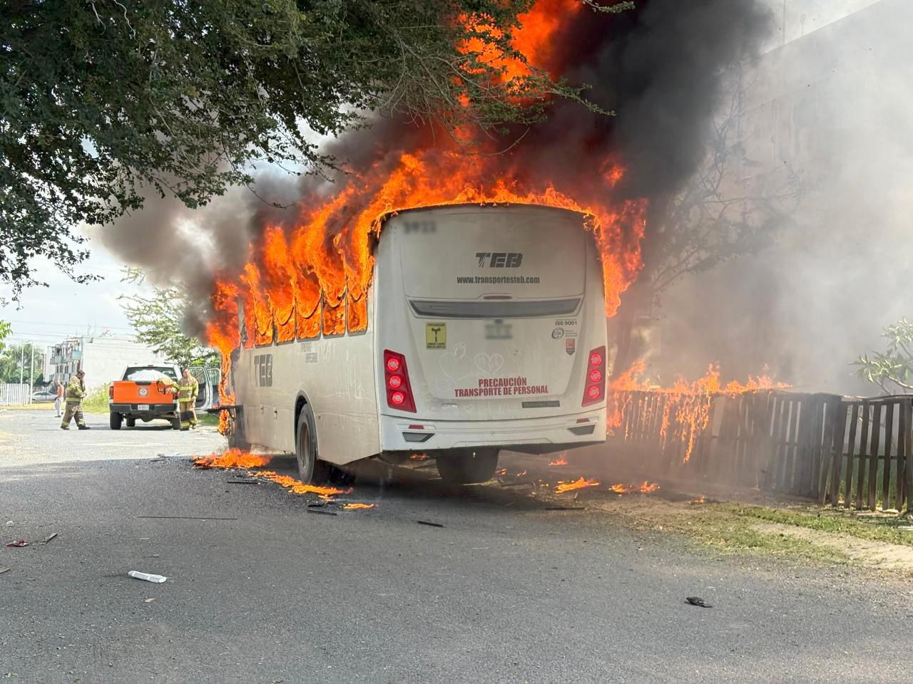 Autobús se incendia en Villas Fontana Aqua; Bomberos de Tlajomulco evitaron tragedia