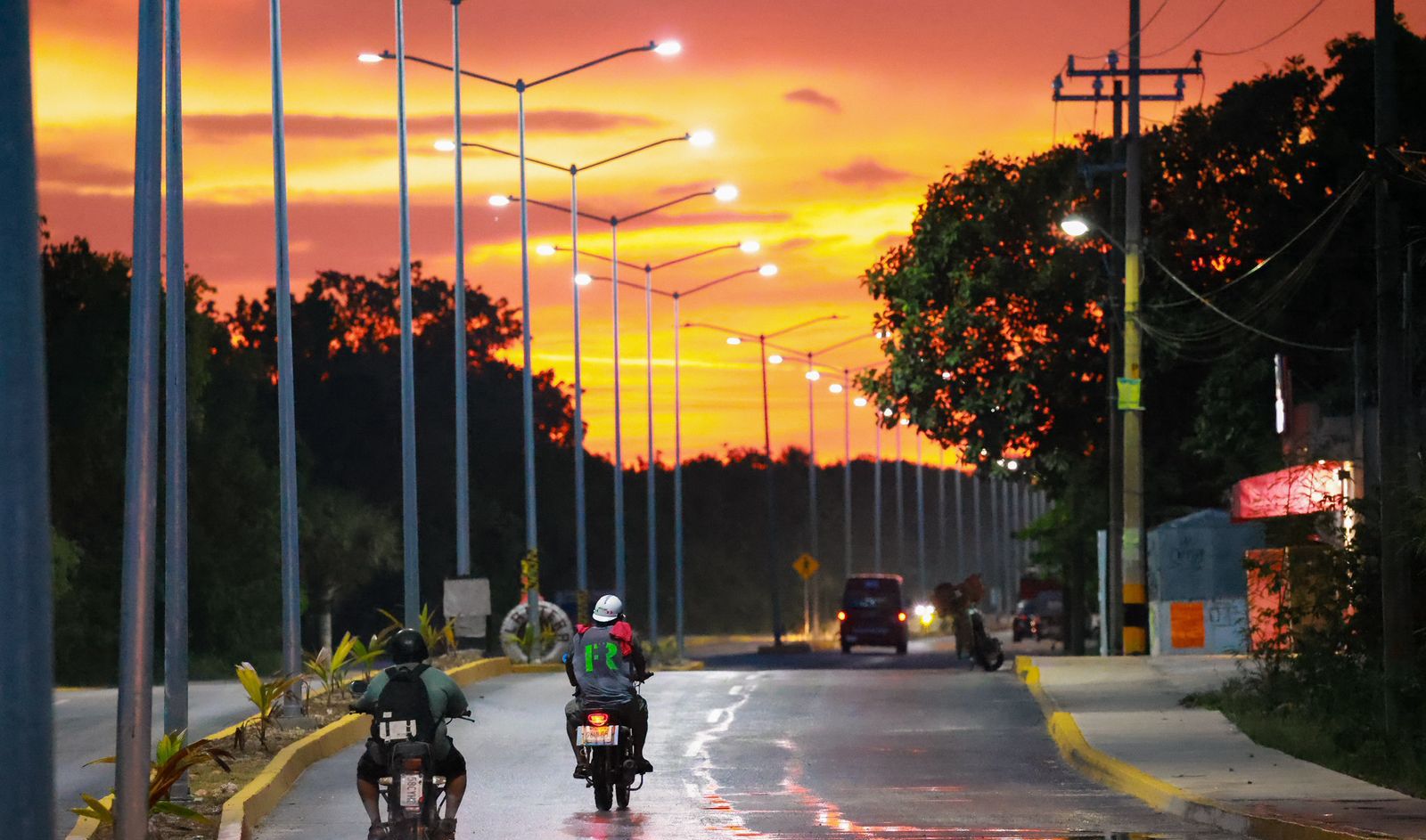 Atenea Gómez Ricalde cumple su compromiso de iluminar Isla Mujeres con la instalación 12 mil nuevas luminarias LED