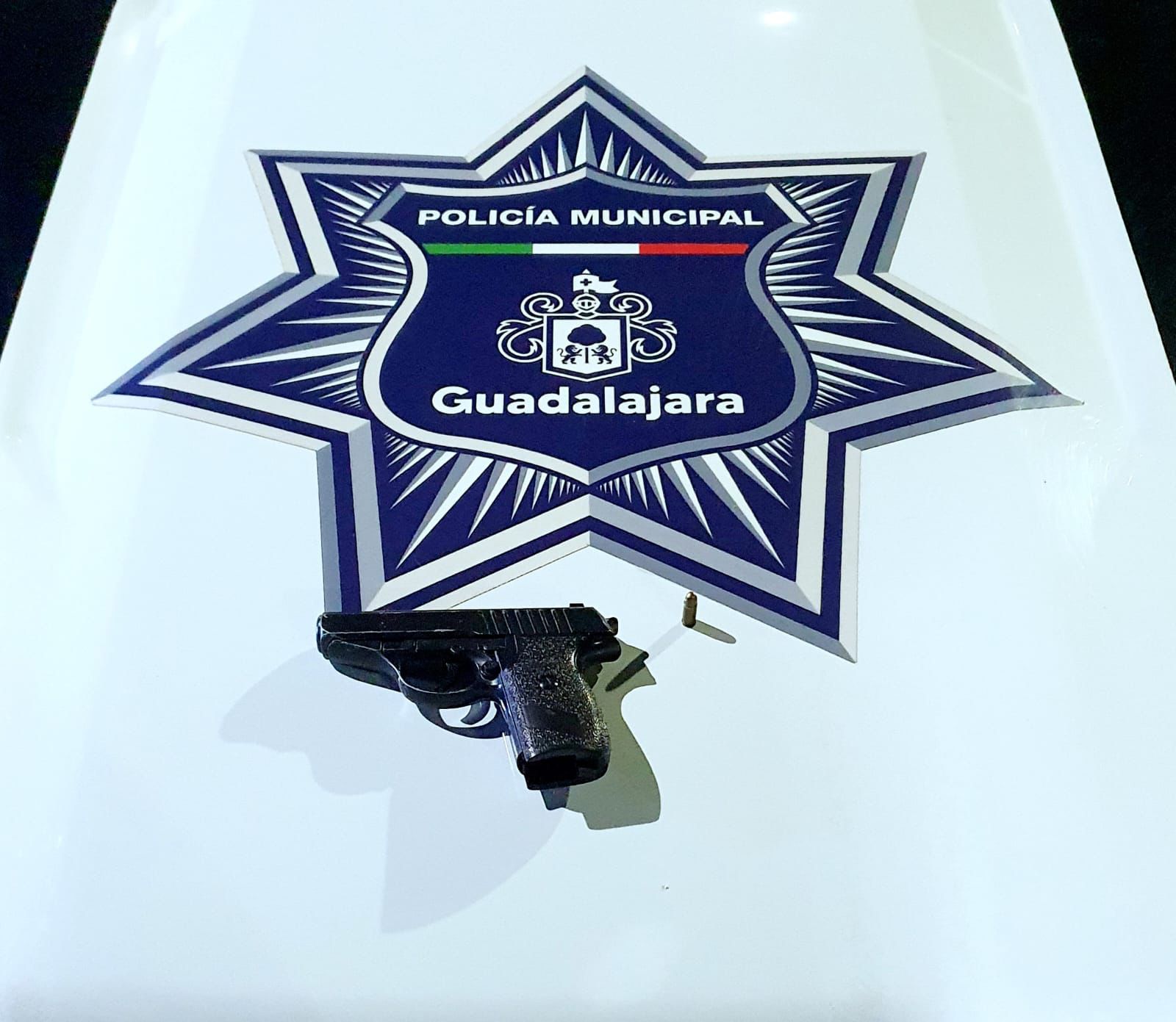 Frustran robo a tienda y detienen a un hombre armado en la colonia Agustín Yáñez