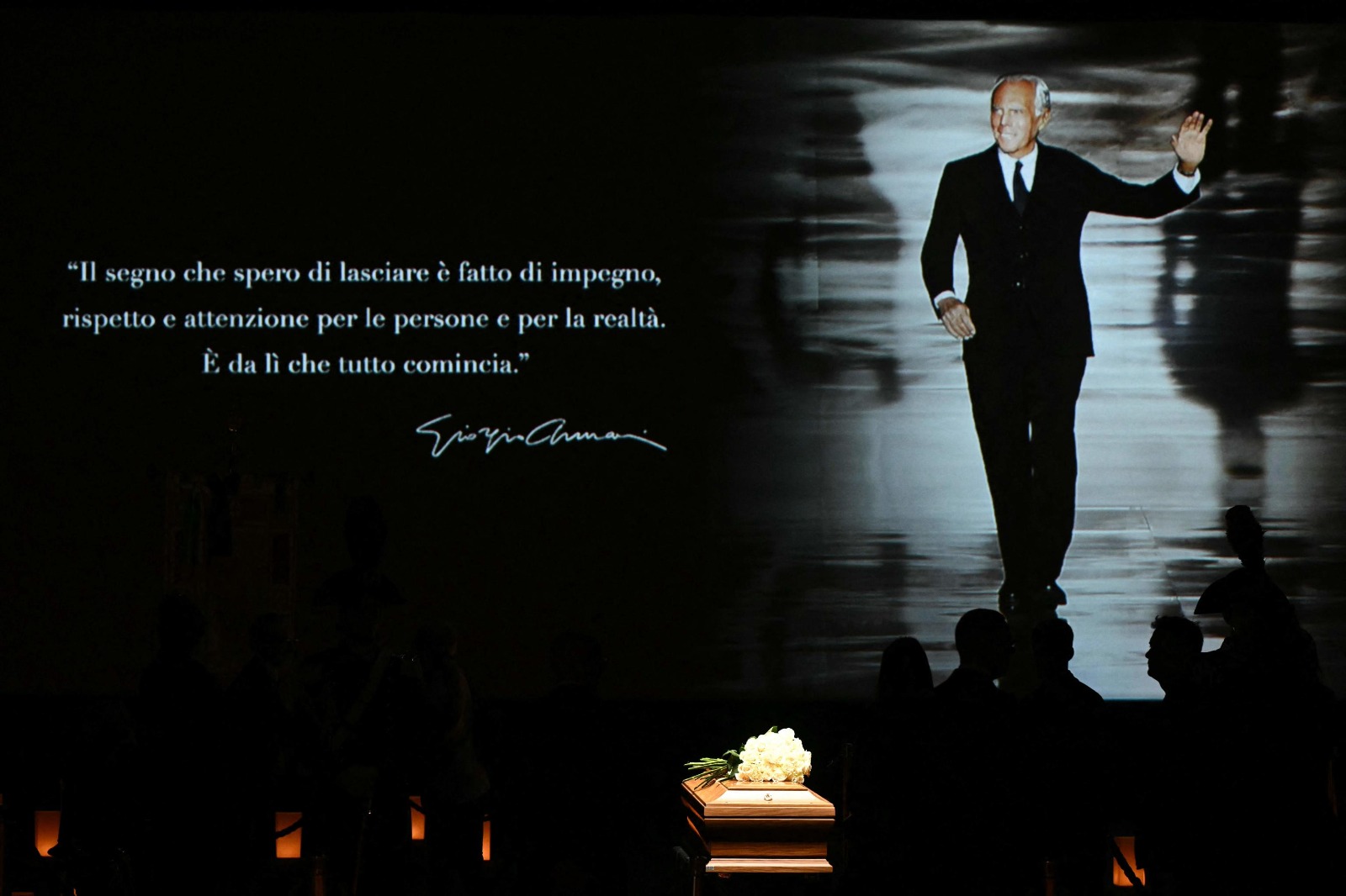 Milán despidió con un último desfile a Giorgio Armani: un adiós entre rosas blancas y aplausos