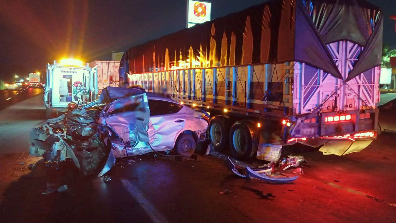 Rescatan a joven prensado tras choque en el Kilómetro 40 de Tlajomulco