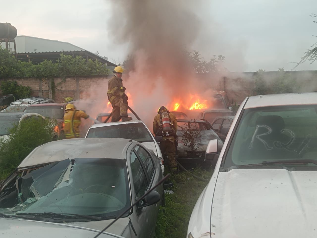 Incendio en depósito de grúas en Las Asturias deja 20 vehículos chatarra afectados