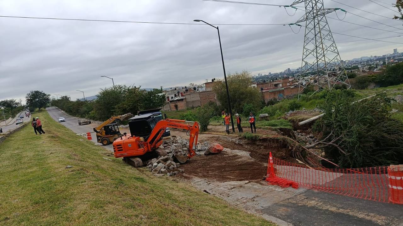 Obras Públicas trabaja en reparación de socavón en Reyes Heroles