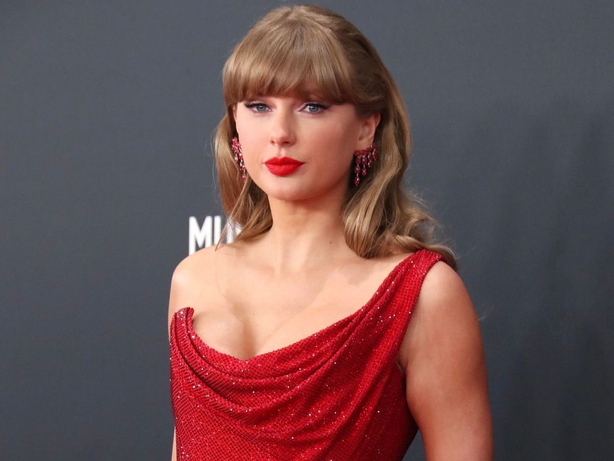 Arrestan a un hombre en la casa de Travis Kelce tras intentar entregar documentos legales a Taylor Swift