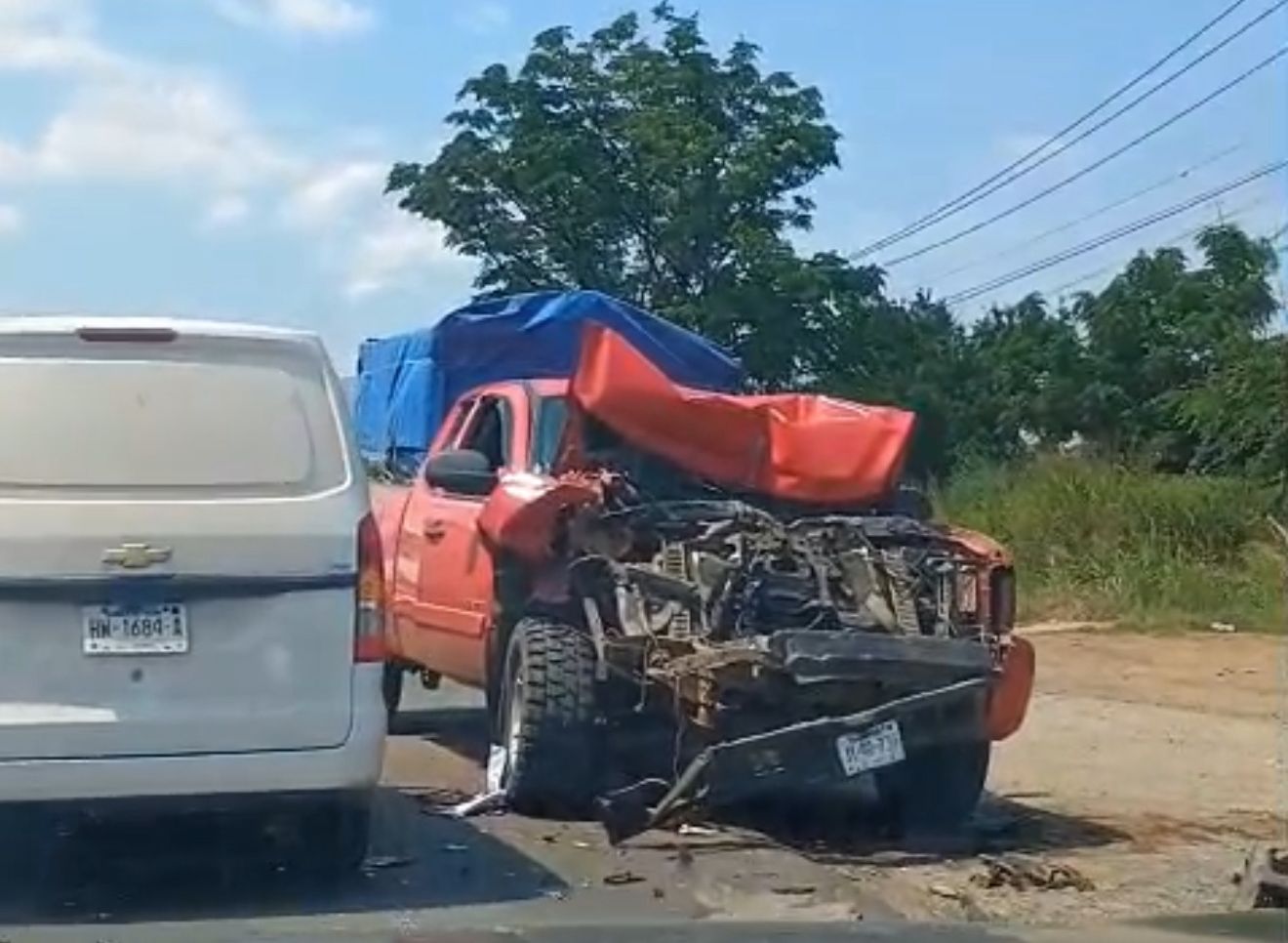 Fuerte choque en la carretera Guadalajara–Tepic; camioneta termina destrozada