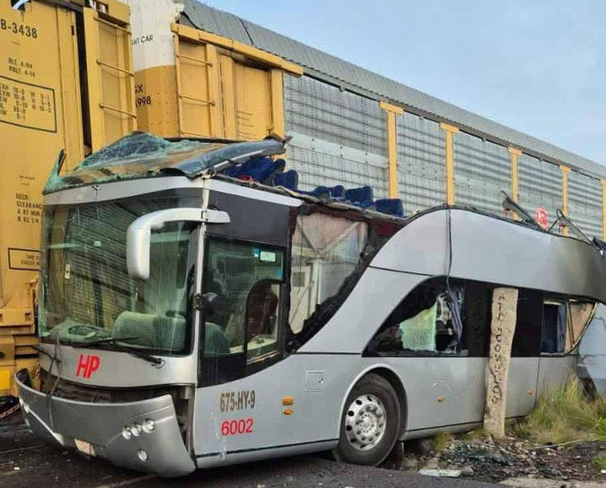 Accidente fatal en Atlacomulco: tren embiste a autobús de pasajeros y deja al menos 8 muertos