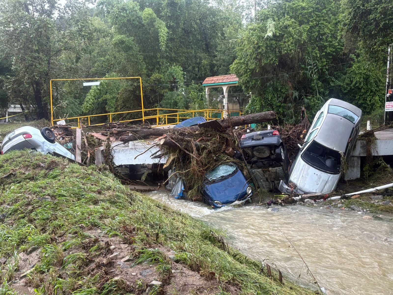 Fuertes lluvias arrastran vehículos en arroyo de Santiago, Nuevo León