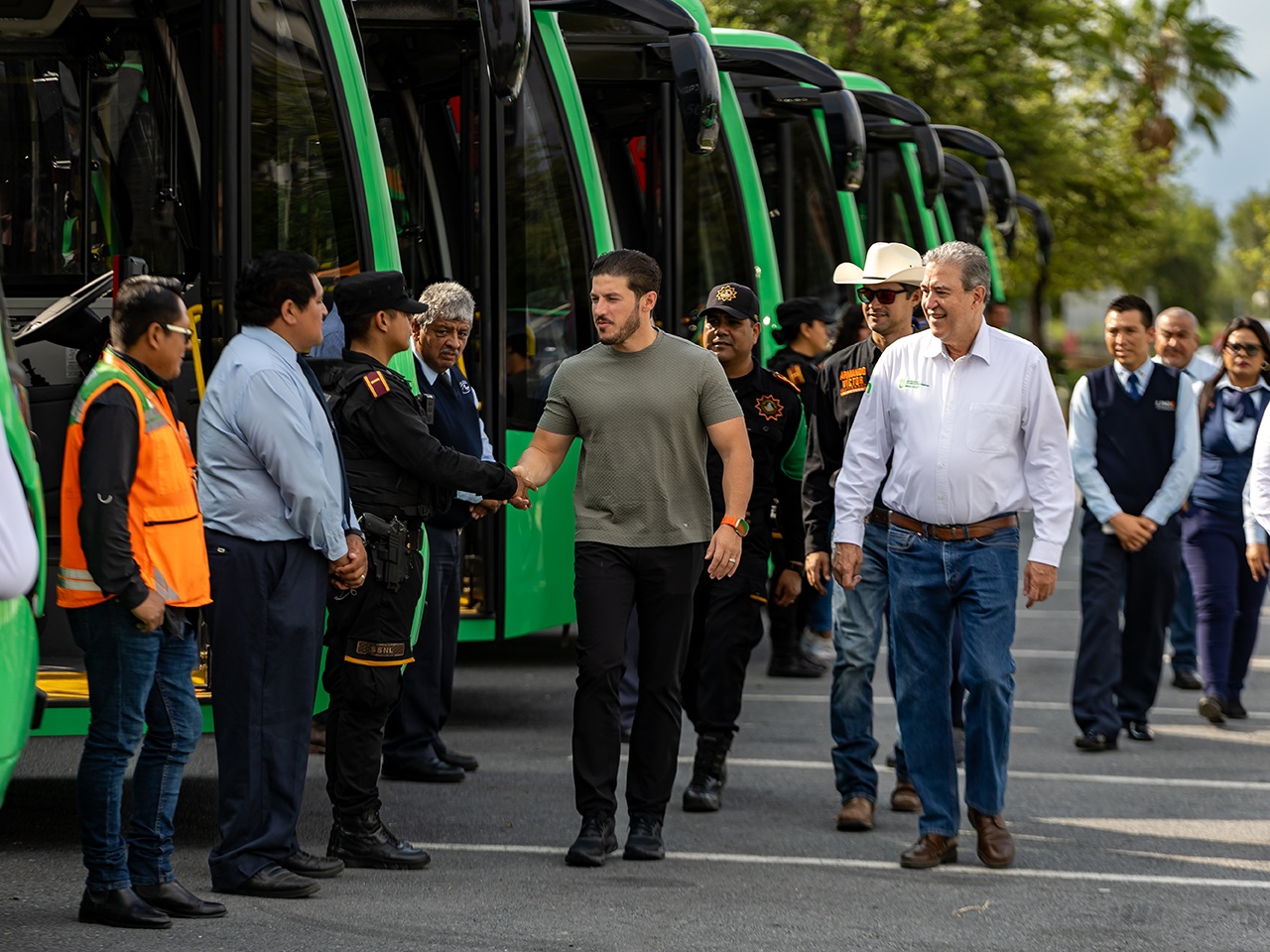 Entrega Gobernador nuevas unidades para ruta 130