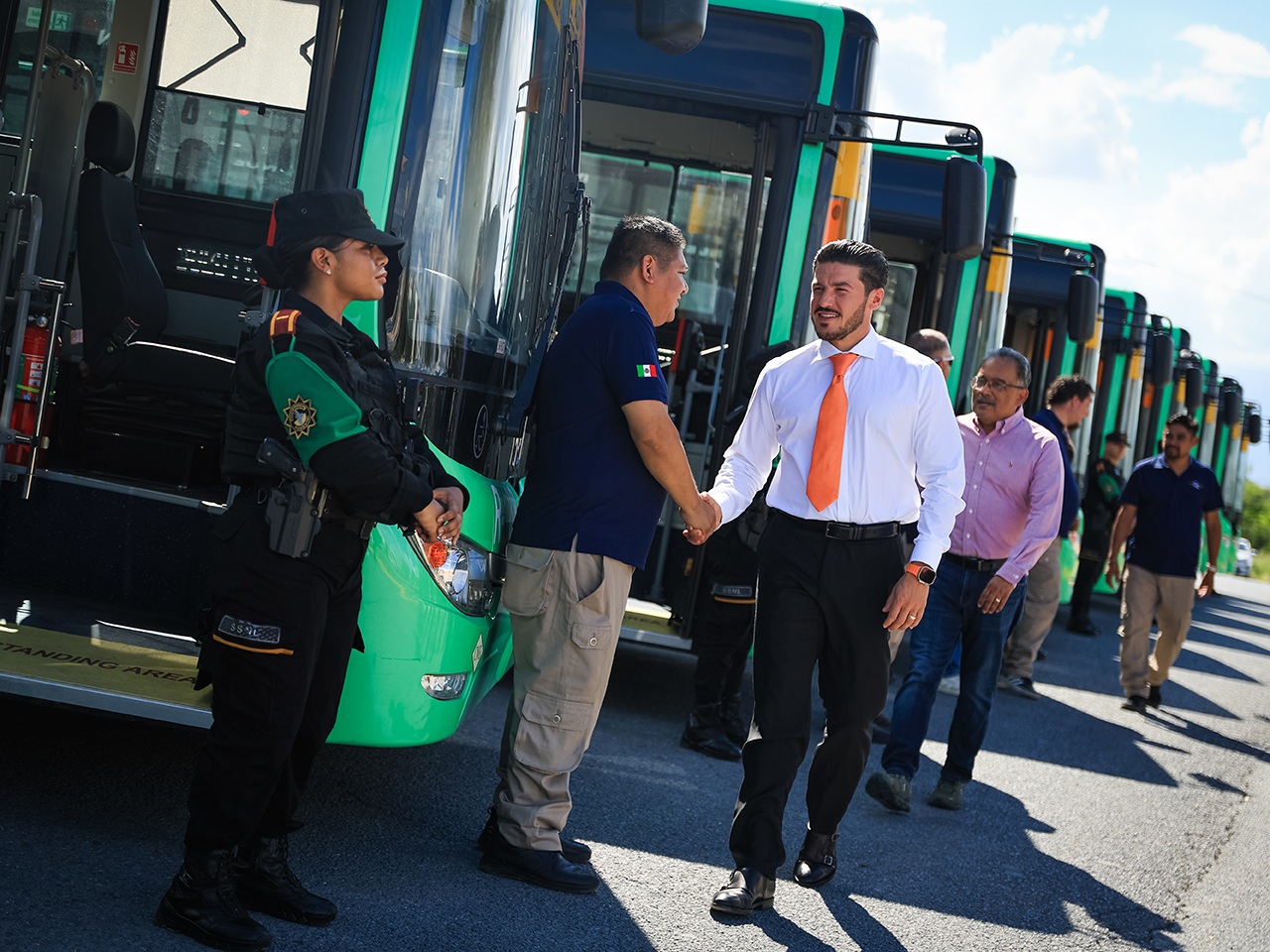 Samuel García arranca reestructura del transporte con 25 nuevos camiones en Escobedo