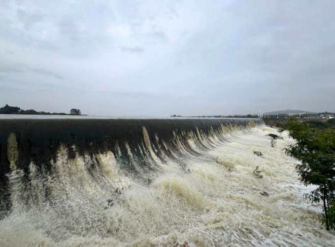 Desborde de presa El Centenario inunda Tequisquiapan; activan evacuaciones y fase roja