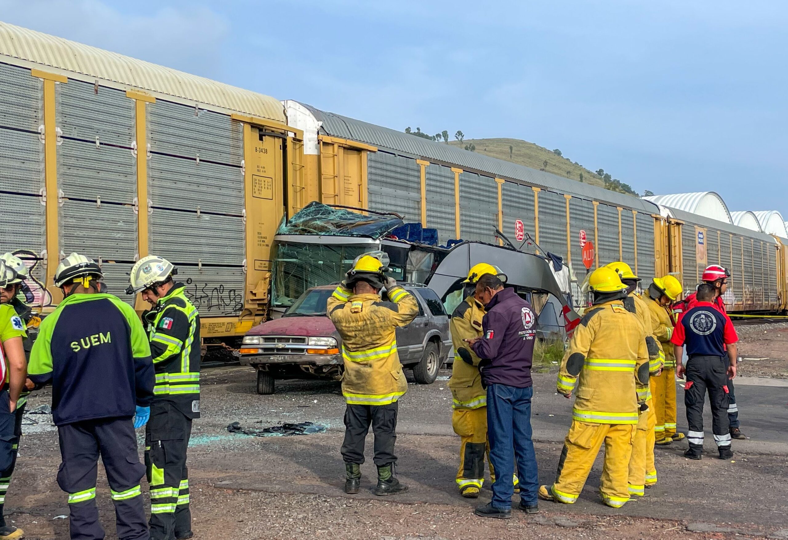 Choque entre autobús y tren en Atlacomulco deja un saldo de 55 hospitalizados y 10 fallecidos