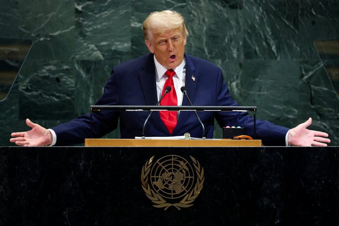 Trump amenaza con nuevos impuestos a medicinas, muebles y camiones