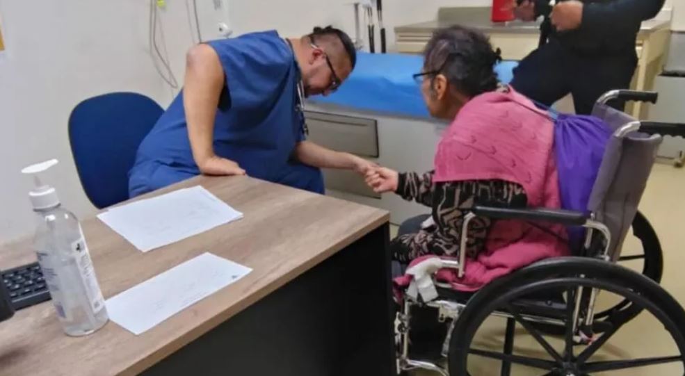 Abandonan a abuelita de 81 años en clínica del IMSS en San Juan del Río