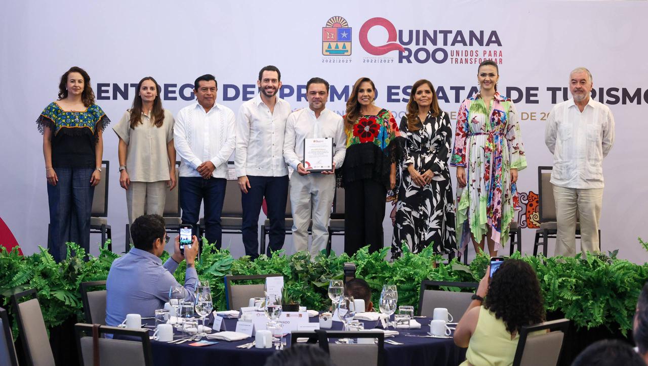 Ana Paty Peralta atestigua entrega de Premio Estatal de Turismo 2025