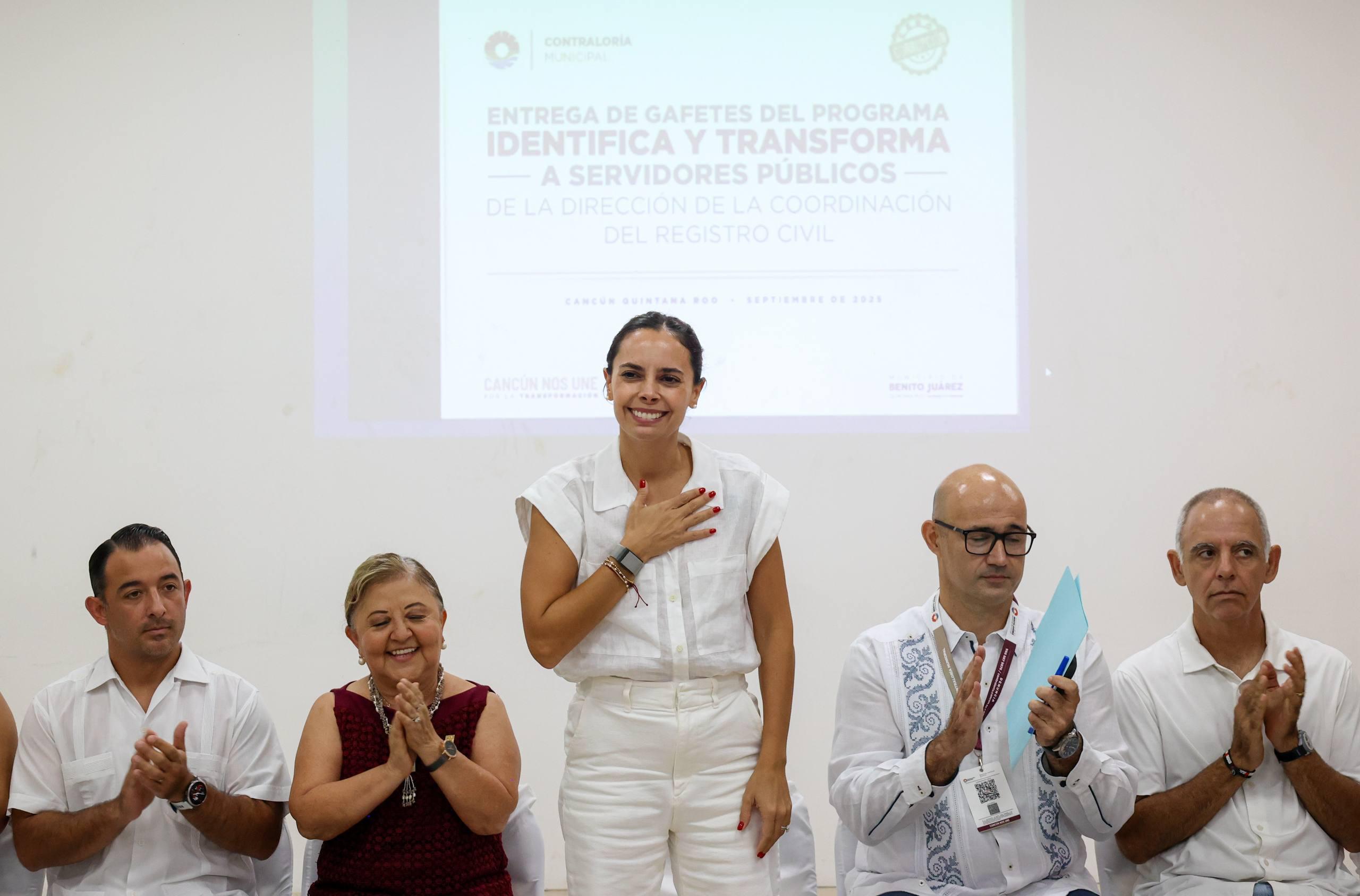 Ana Paty Peralta reitera combate frontal a la corrupción con nuevos gafetes con código QR