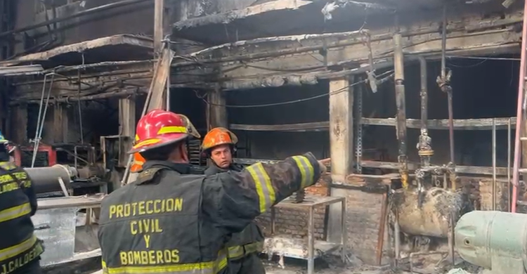 Fuerte incendio en fábrica de Tlaquepaque moviliza a cuerpos de emergencia