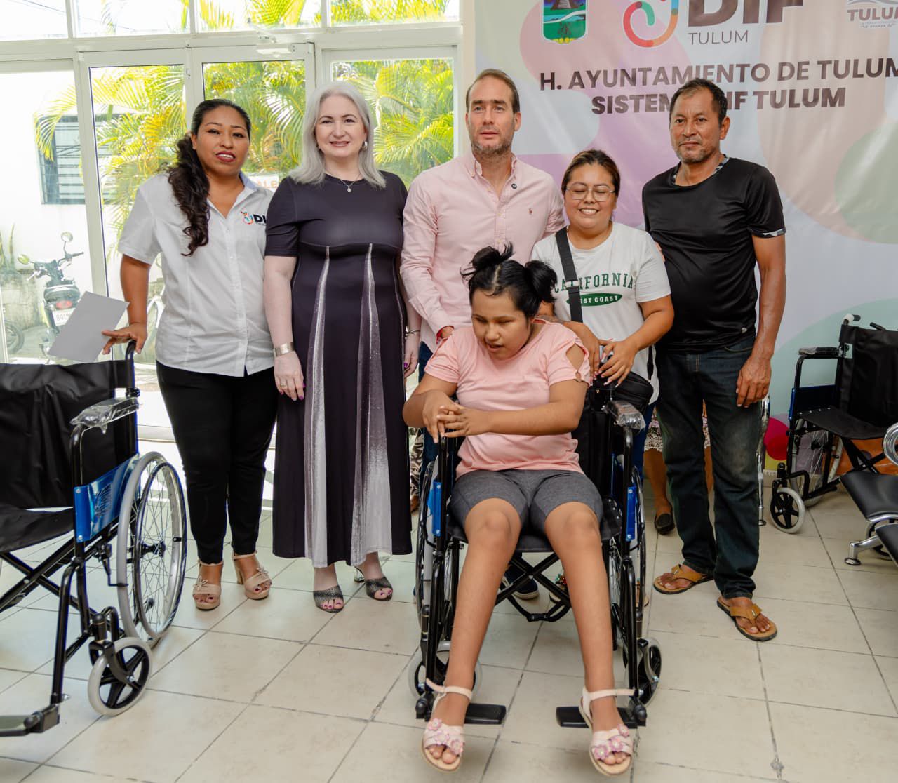 DIF Tulum entrega sillas de ruedas y eleva calidad de vida a personas con discapacidad