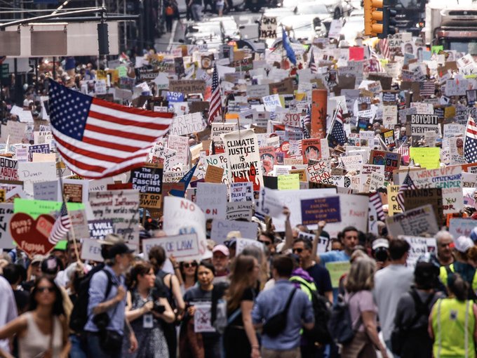 Millones marchan en los Estados Unidos contra lo que llaman “autoritarismo”: el movimiento No Kings Protests toma fuerza