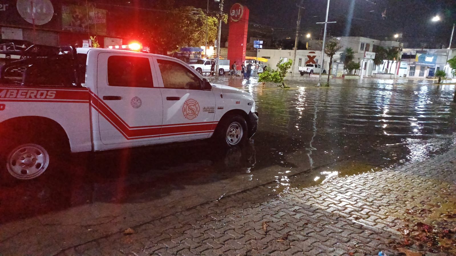 Ayuntamiento de Playa del Carmen intensifica labores de limpieza y desazolve por lluvias