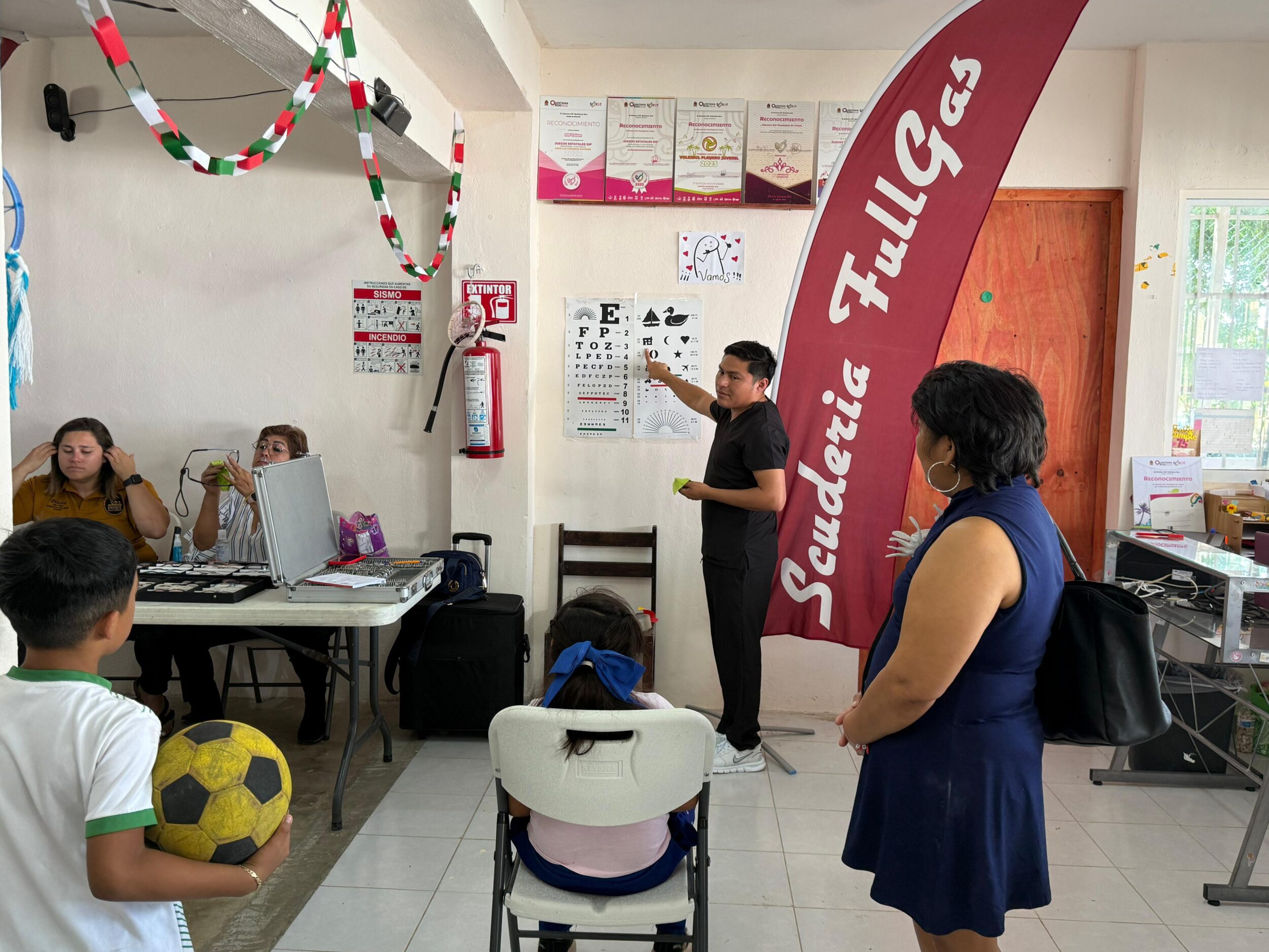 Niñas y niños de Tulum reciben lentes de graduación