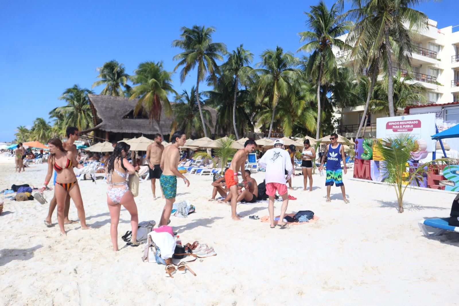 Turistas y familias isleñas disfrutan de las playas limpias, ordenadas y libre de sargazo de Isla Mujeres