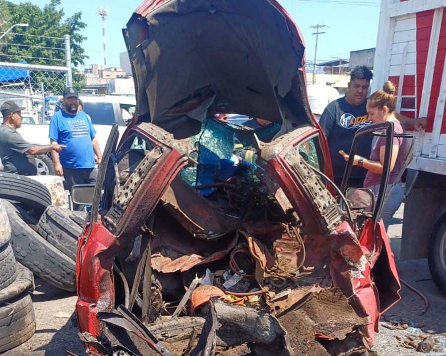 Explosión por sobrepresión en una llantera móvil del Mercado de Abastos; no hubo lesionados