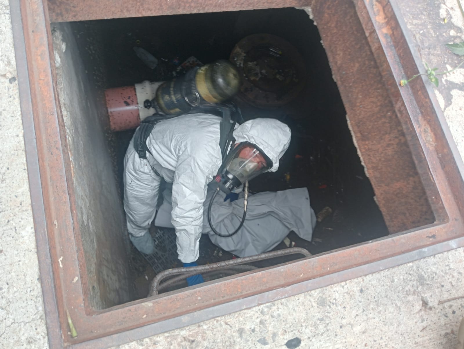 Bomberos de Tlaquepaque extraen osamenta humana del interior de un registro de agua