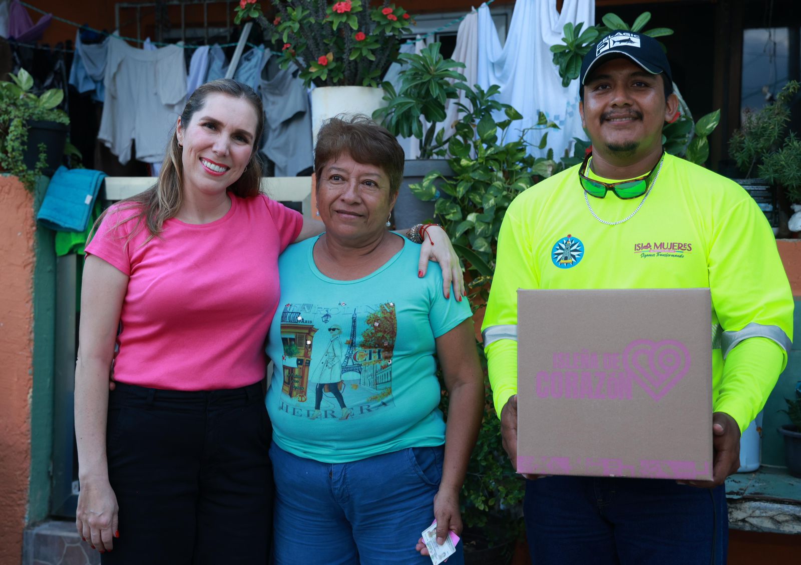 Gobierno de Atenea Gómez Ricalde concluye entrega casa por casa de Isleña de Corazón