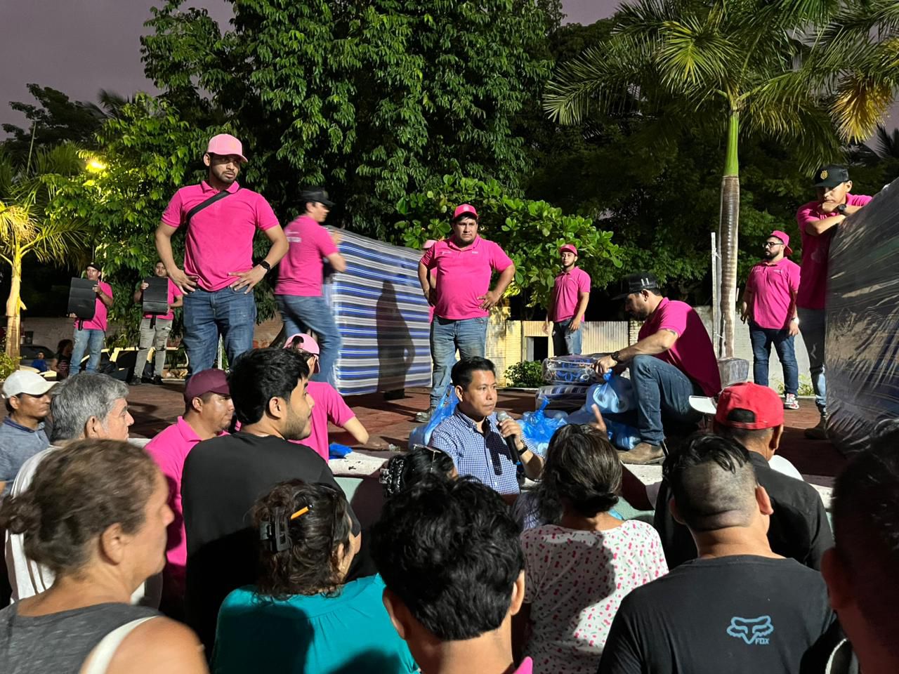 Regidor de Bahía de Banderas entrega ayudas a familias afectadas por las lluvias en Puerto Vallarta