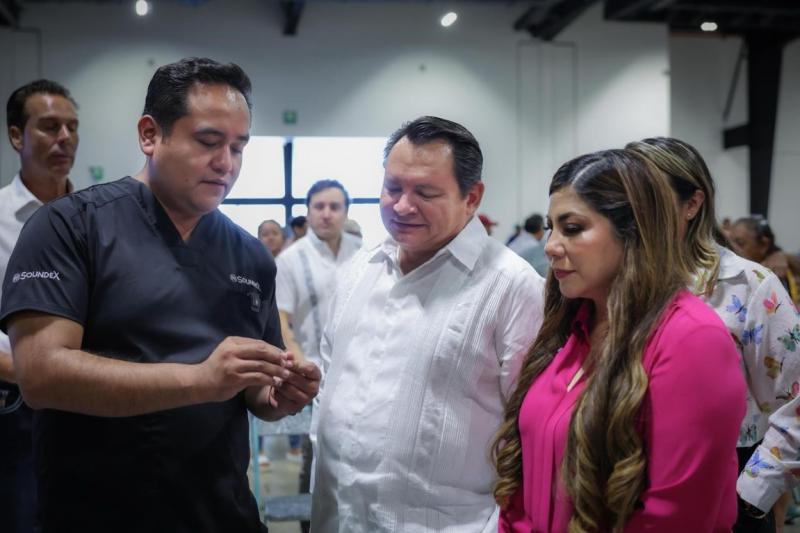Gobernador Díaz Mena encabeza entrega de aparatos auditivos