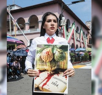 Limoneros y sociedad civil se manifiestan en desfile cívico por asesinato de líder agrícola
