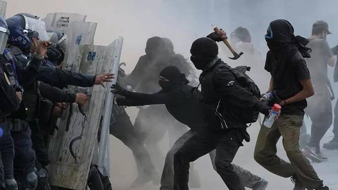 Encapuchados agreden a 94 policías tras marcha del 2 de octubre en CDMX|VIDEO