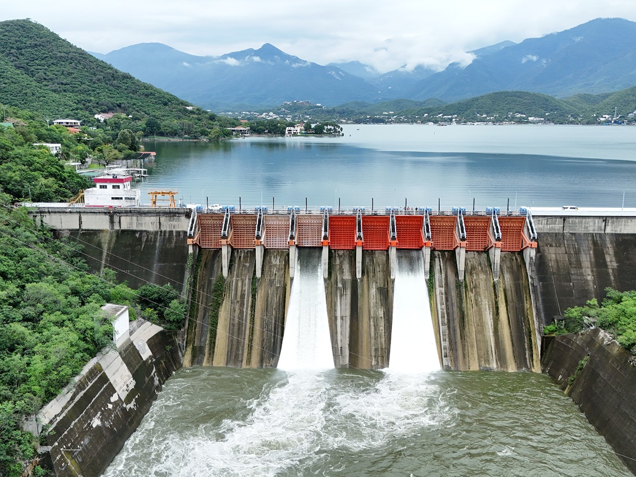 Realizan desfogue controlado en la Presa La Boca por aumento de niveles