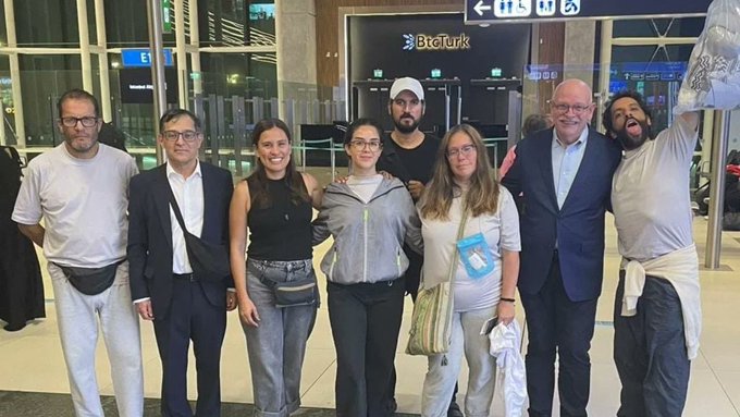Delegación mexicana que viajó en la Flotilla Global Sumud llega al AICM|VIDEO