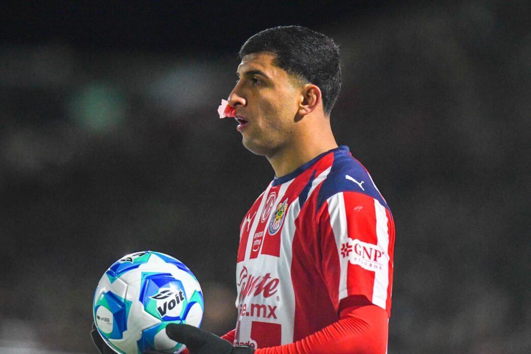 Chivas gana de último minuto y se consolida en la cima del torneo