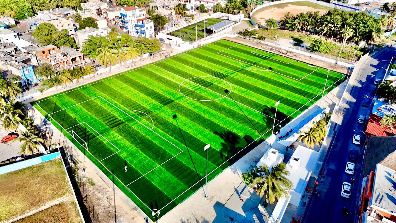 Atenea constata avances en construcción de la nueva cancha de fútbol soccer de Isla Mujeres
