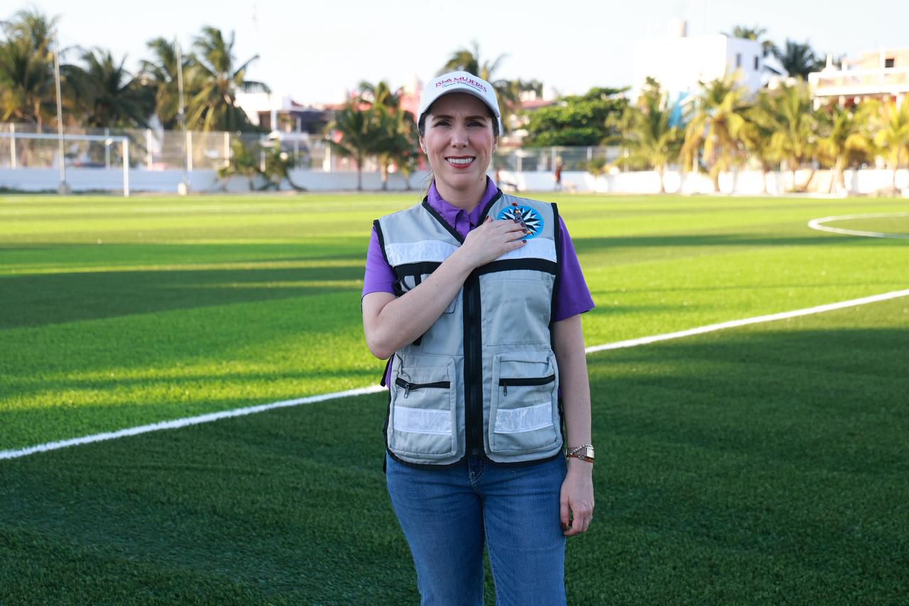 Atenea constata avances en construcción de la nueva cancha de fútbol soccer de Isla Mujeres