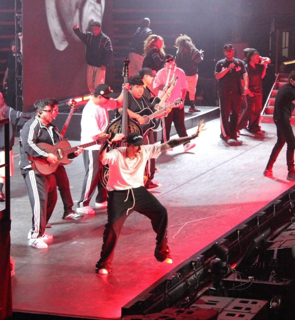 Peso Pluma rompe en llanto en concierto