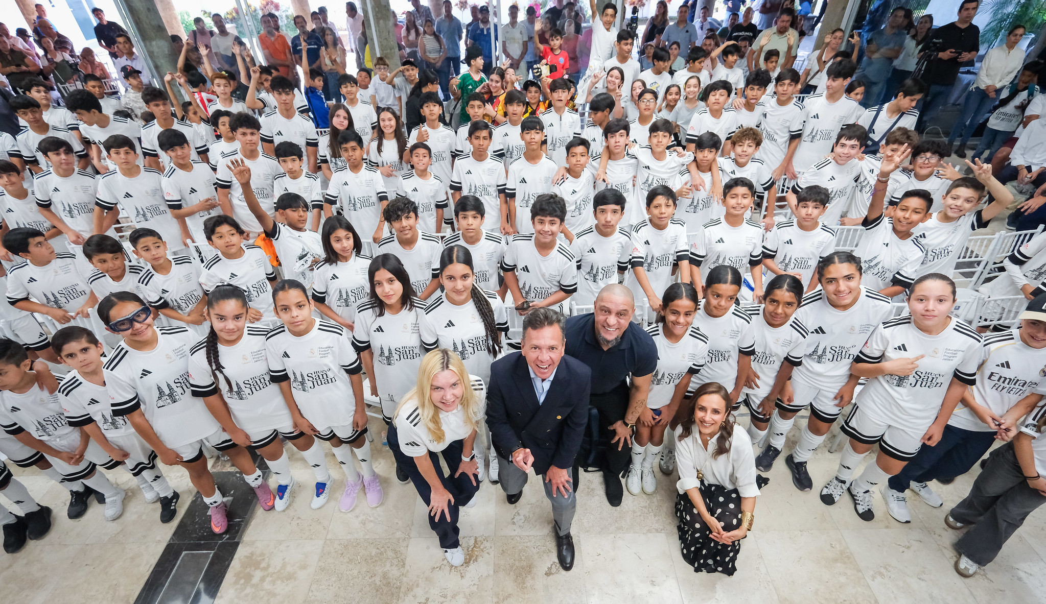 Roberto Carlos inspira a niños en Jalisco rumbo al Mundial 2026