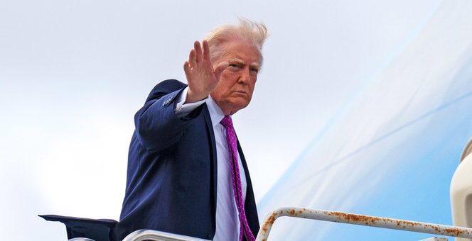 Trump arremete contra Corte por ciudadanía por nacimiento