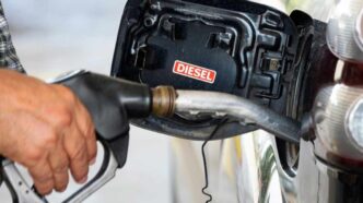 Gobierno y empresarios fijan tope de 28 pesos al diésel en México