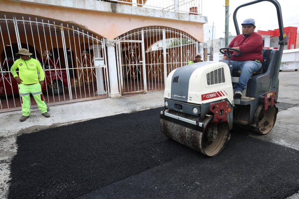 Atiende Ayuntamiento de BJ con mantenimiento vial la Sm. 23