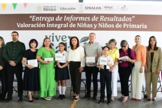 Entregan expedientes de salud escolar en Sinaloa para detectar problemas en niños