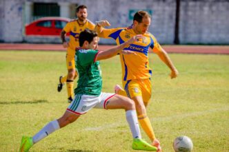Deporte y política se unen en cascarita en Cozumel