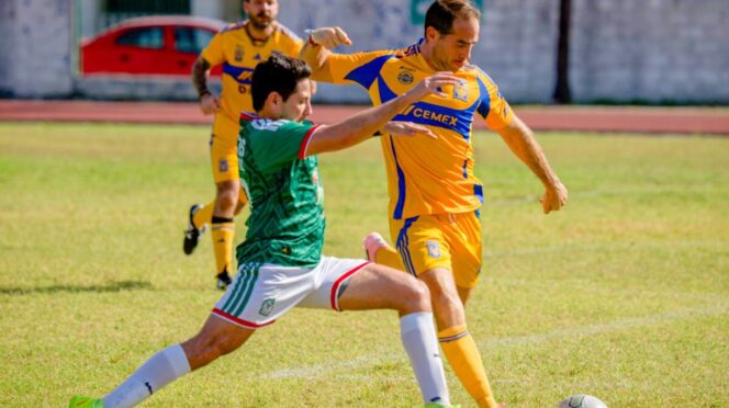 Deporte y política se unen en cascarita en Cozumel