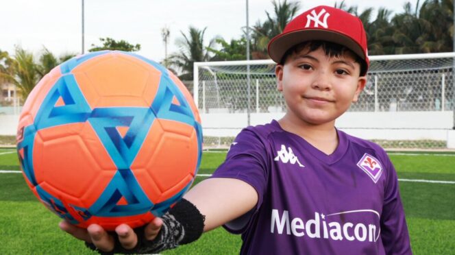 Deportistas isleños agradecen el impulso al deporte con la nueva cancha de fútbol soccer.
