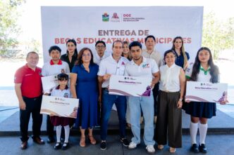 Entrega Diego Castañon mil becas educativas en Tulum