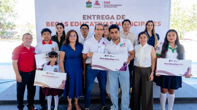 Entrega Diego Castañon mil becas educativas en Tulum